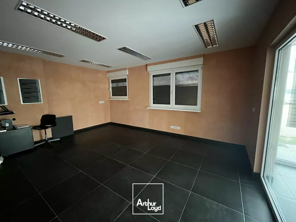 LOCAL D'ACTIVITE - ENTREPOT à LOUER de 876 m²