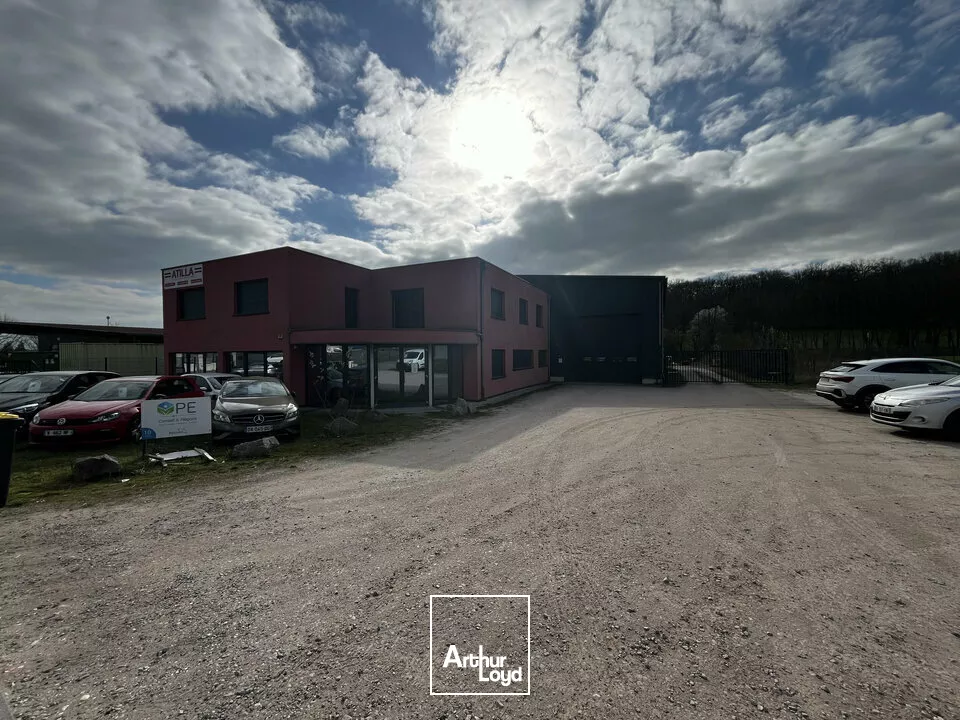 LOCAL D'ACTIVITE - ENTREPOT à LOUER de 876 m²