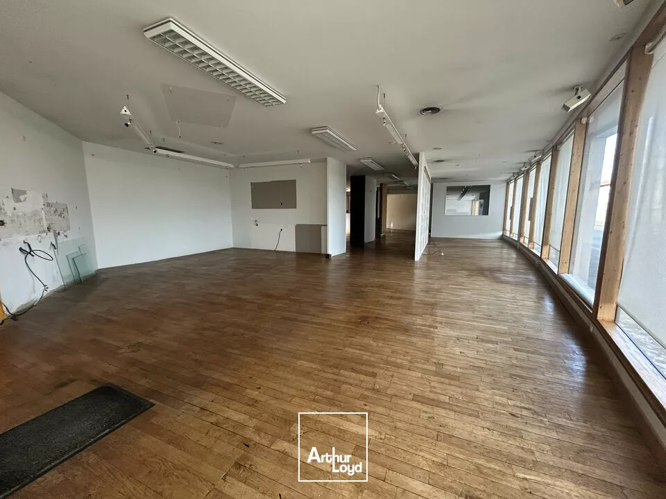 À VENDRE  LOCAL COMMERCIAL EXCEPTIONNEL  CHASSENEUIL-DU-POITOU - 440m²