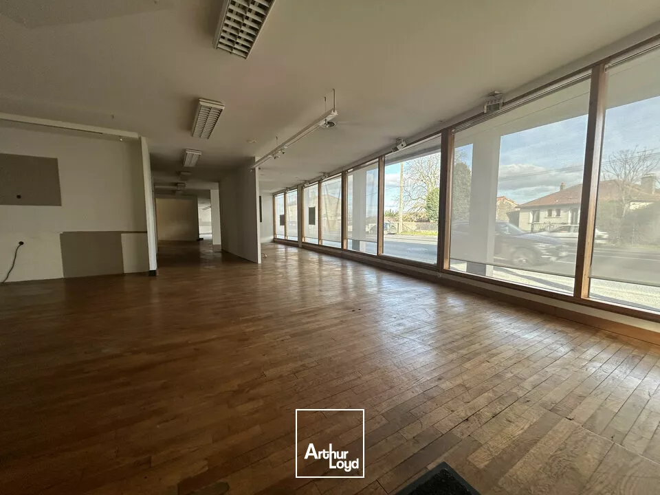 À VENDRE  LOCAL COMMERCIAL EXCEPTIONNEL  CHASSENEUIL-DU-POITOU - 440m²