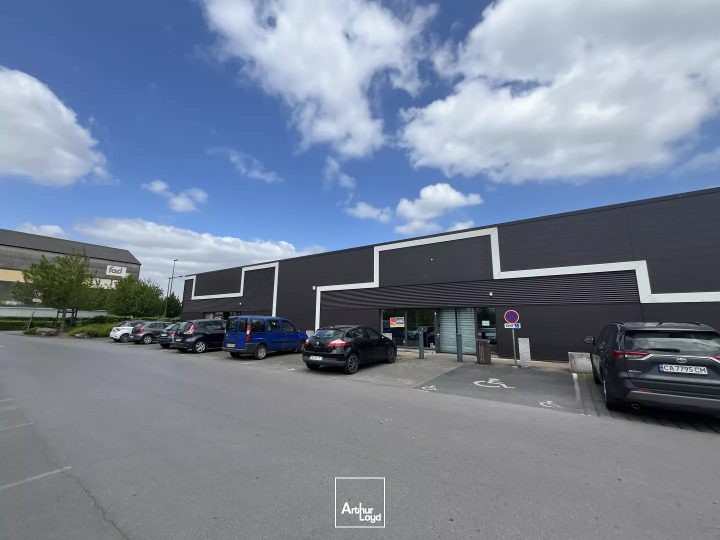Local commercial à louer à Denain - Visibilité optimale en retail park récent, 253 m² modulables