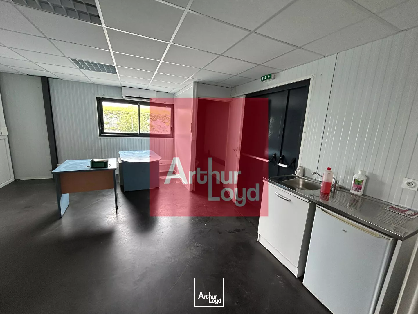 À LOUER LOCAL COMMERCIAL DE 140 M² AVEC SHOWROOM ET BUREAUX ZONE DYNAMIQUE À FOULAYRONNES