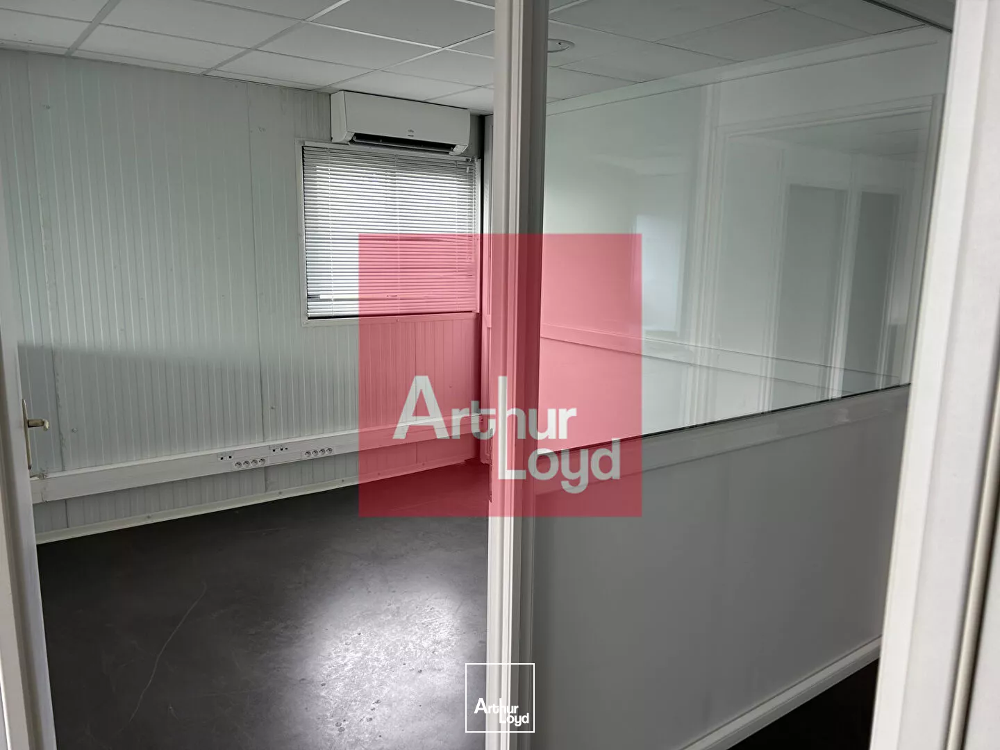 À LOUER LOCAL COMMERCIAL DE 140 M² AVEC SHOWROOM ET BUREAUX ZONE DYNAMIQUE À FOULAYRONNES