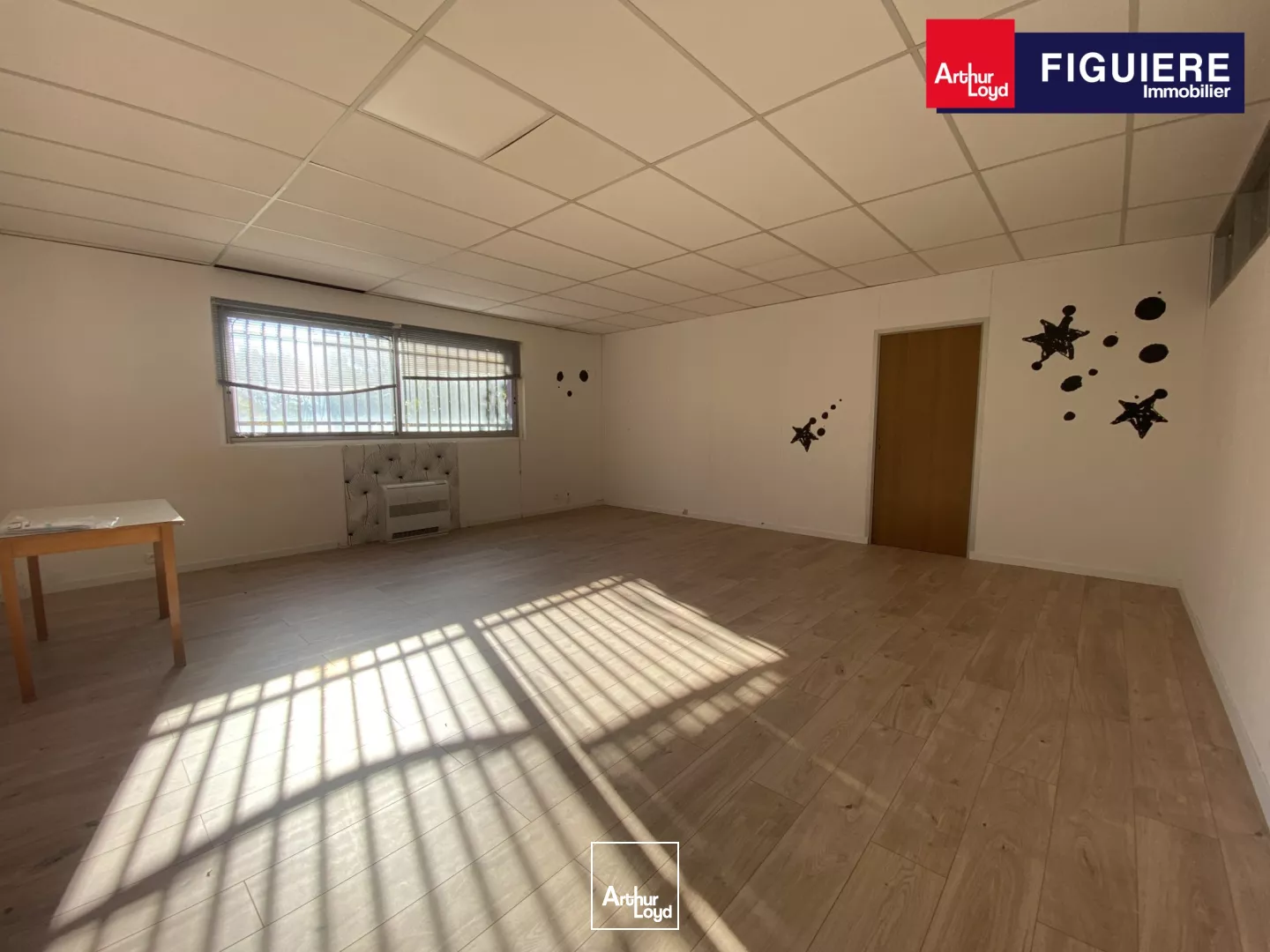 Plusieurs surfaces de bureaux Venelles