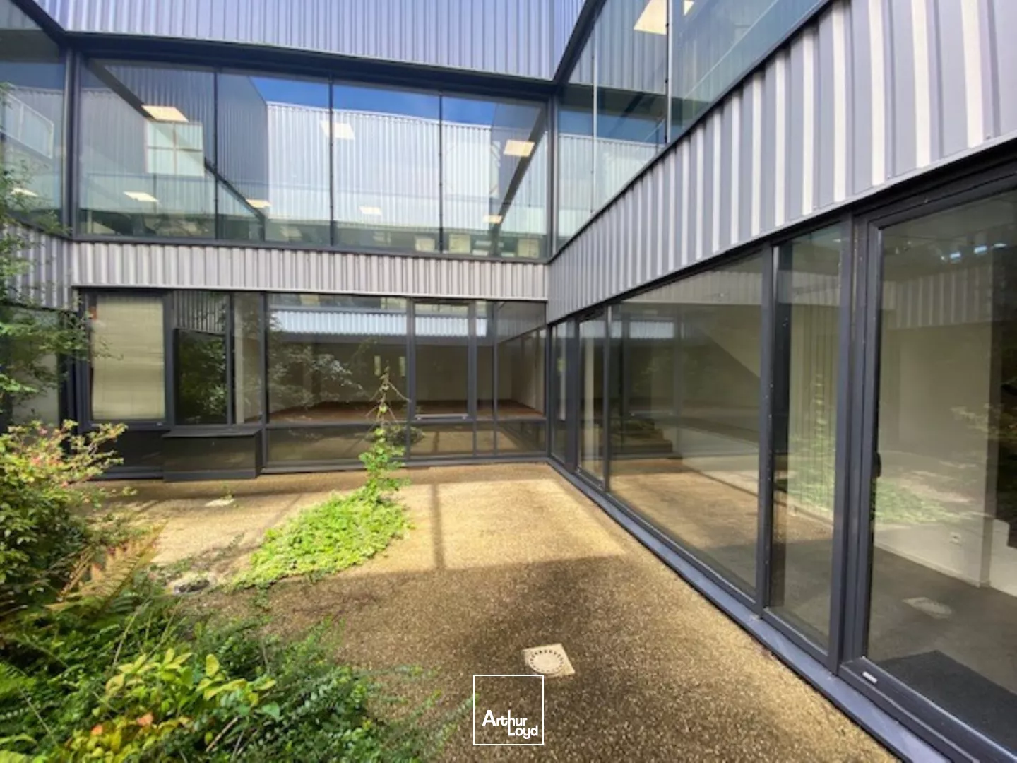 LOCAUX ACTIVITES 1285 M² LANNION