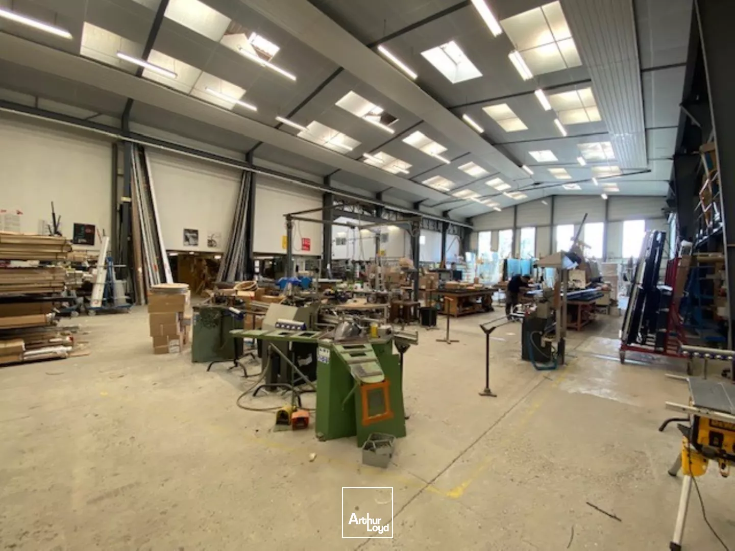 LOCAUX ACTIVITES 1285 M² LANNION