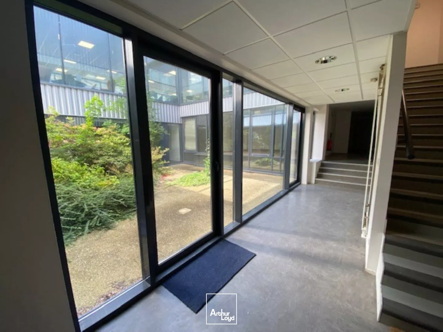 LOCAUX ACTIVITES 1285 M² LANNION