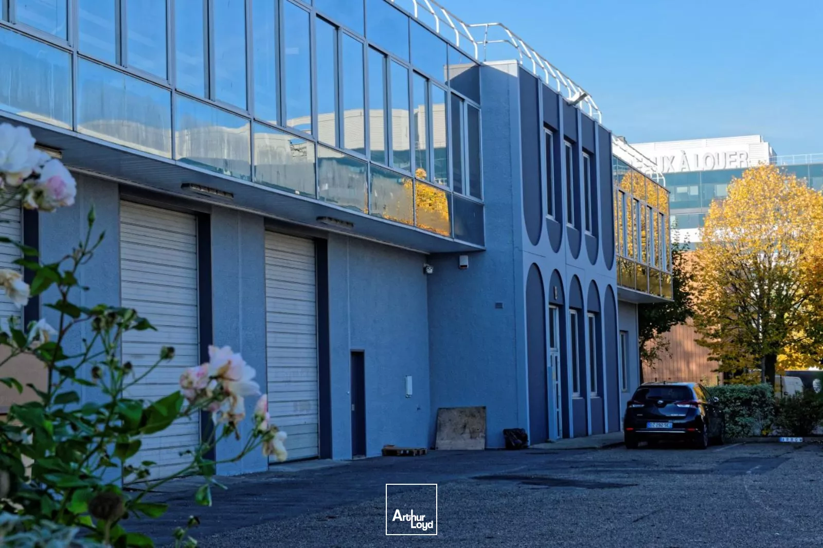 Location locaux d'activité 1 117 m² - Site clos et accessible à Saint-Denis Pleyel (A86, RER, métro)