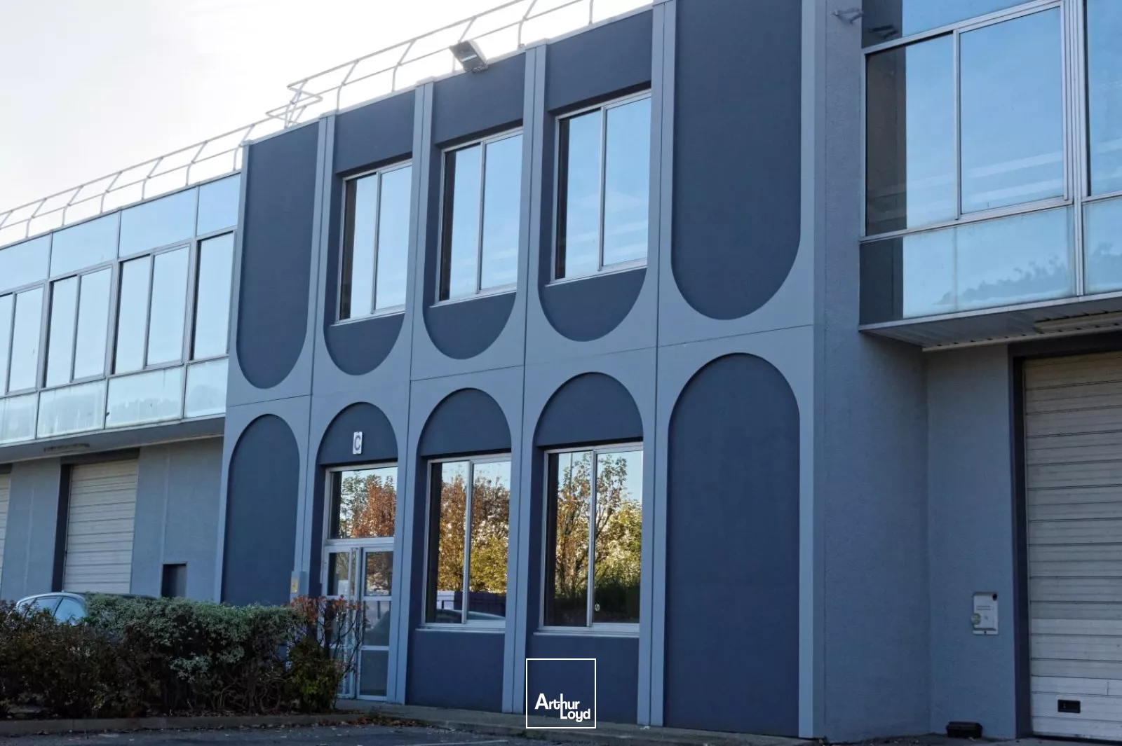 Location locaux d'activité 1 117 m² - Site clos et accessible à Saint-Denis Pleyel (A86, RER, métro)