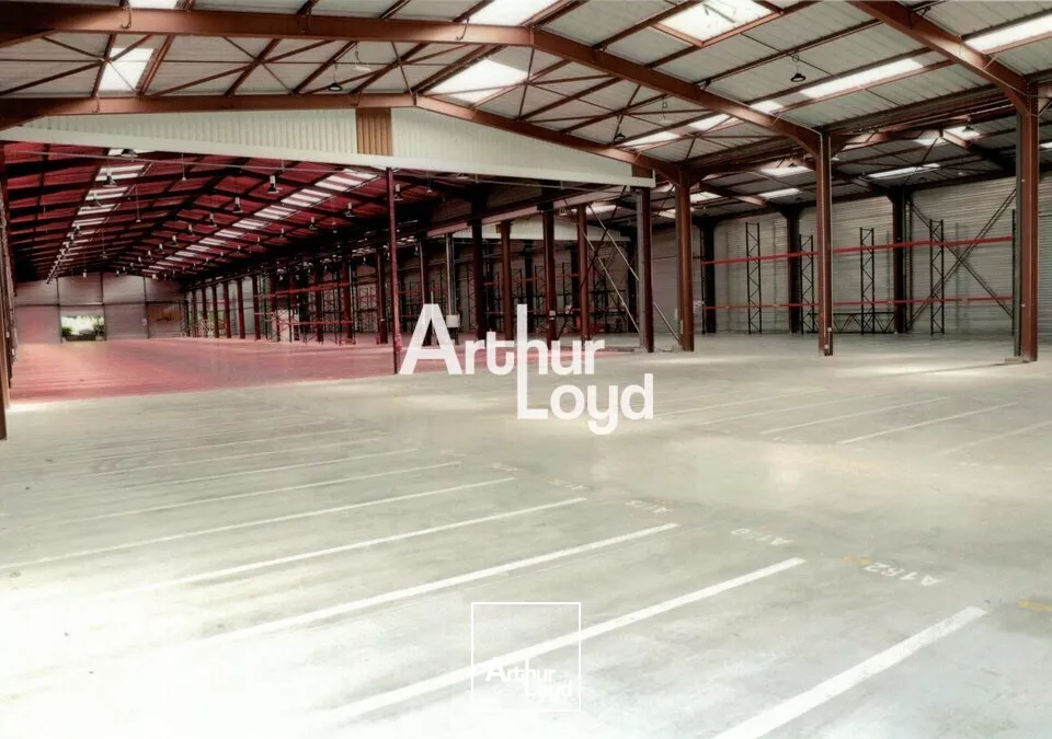 4 000 m² d'entrepôt avec quai + 600 m² de bureaux aménagés