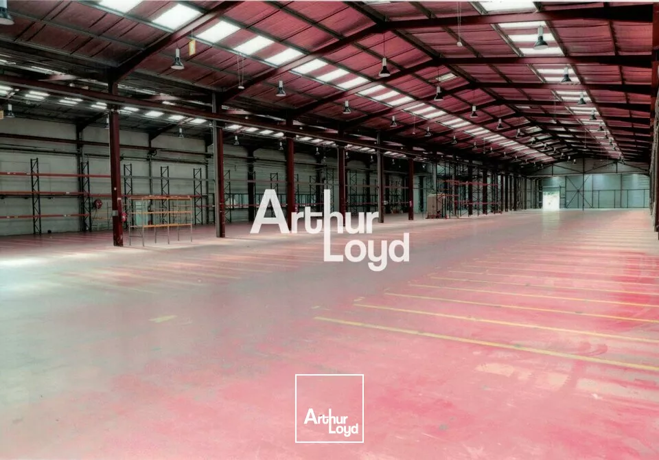 4 000 m² d'entrepôt avec quai + 600 m² de bureaux aménagés