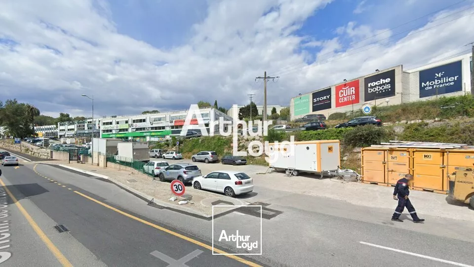 Location local commercial 480 m² - Vallauris