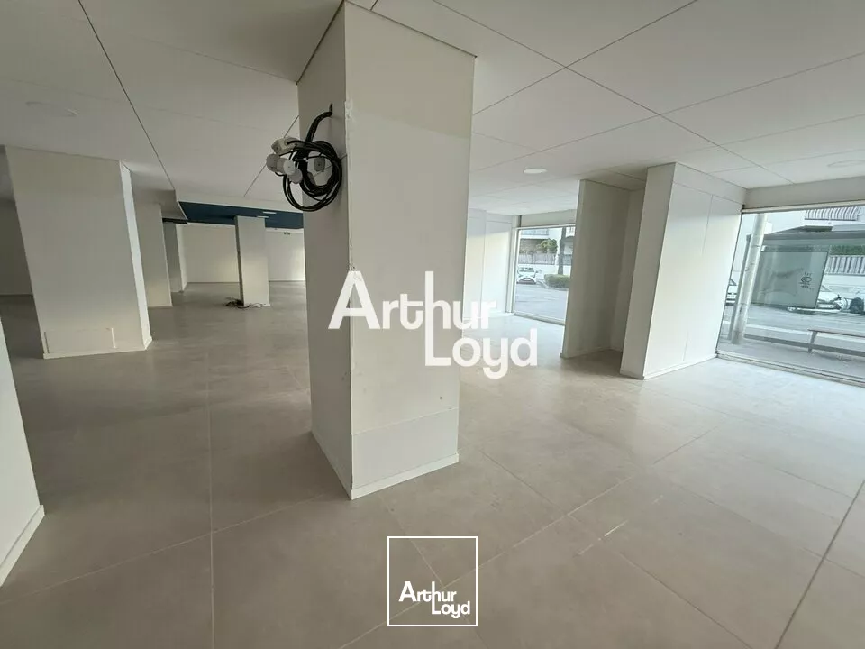 LOCAL COMMERCIAL ST LAURENT DU VAR DANS ZONE EQUIPEMENT DE LA MAISON