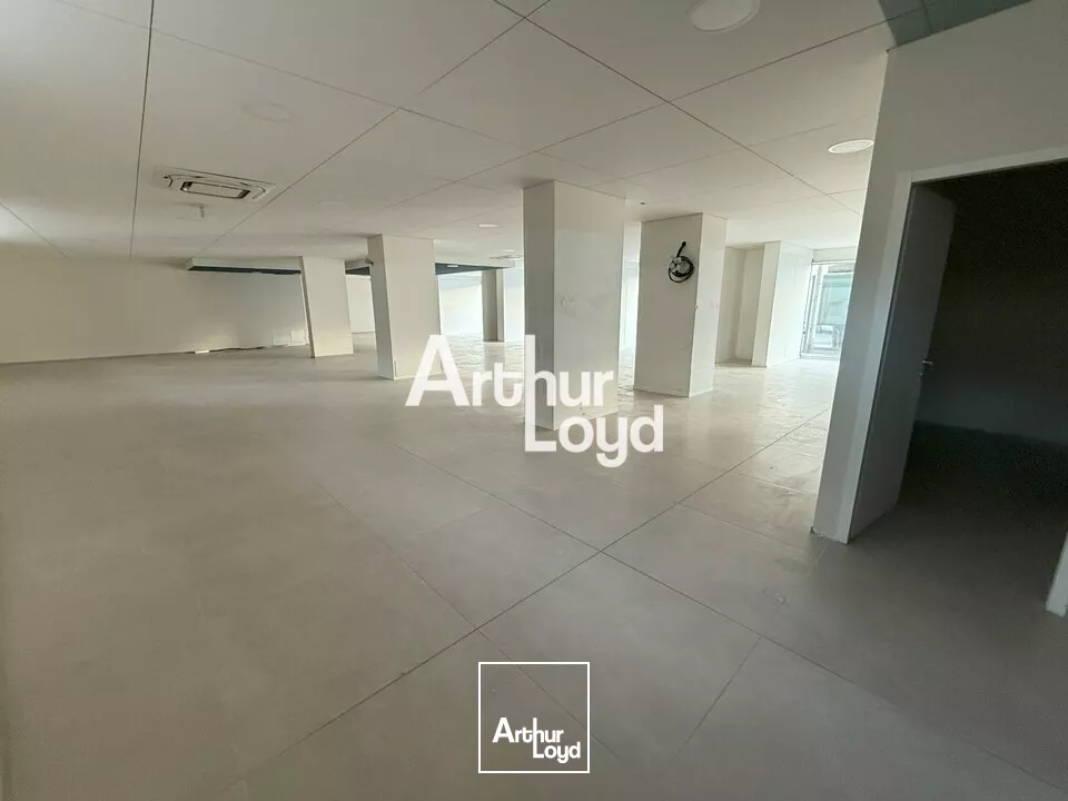 LOCAL COMMERCIAL ST LAURENT DU VAR DANS ZONE EQUIPEMENT DE LA MAISON