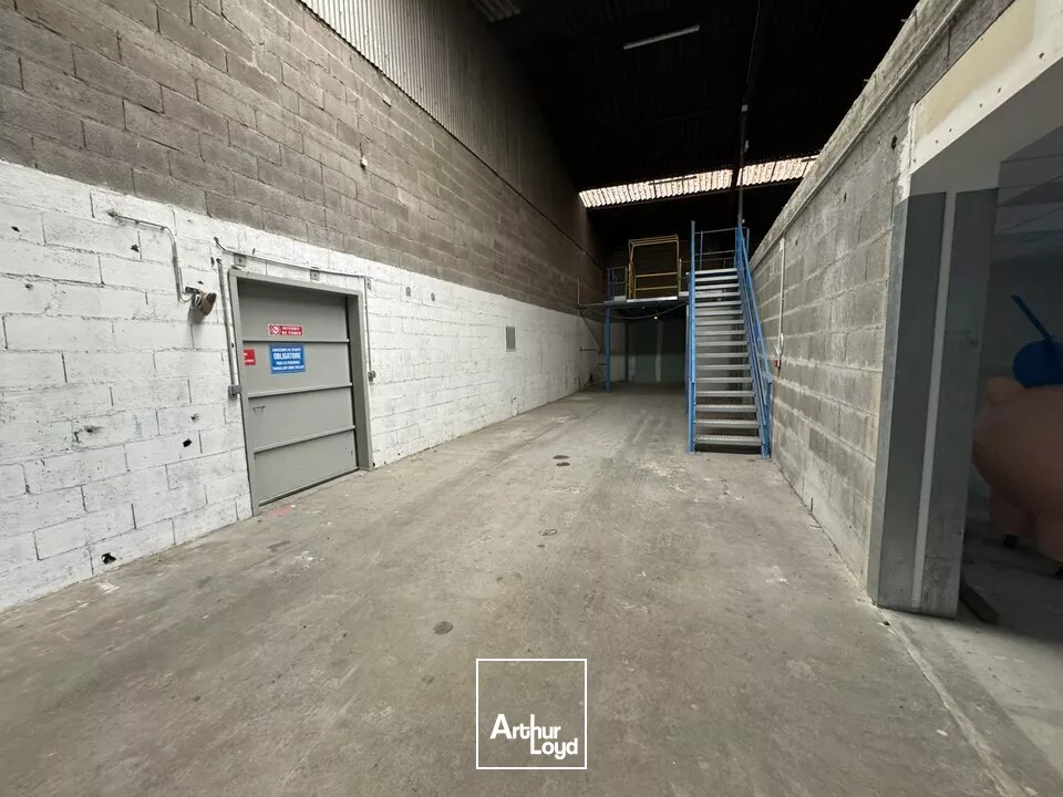 LA RICHE LOCAL D'ACTIVITE A LOUER 1270 M² DIVISIBLE PROXIMITE PERIPHERIQUE