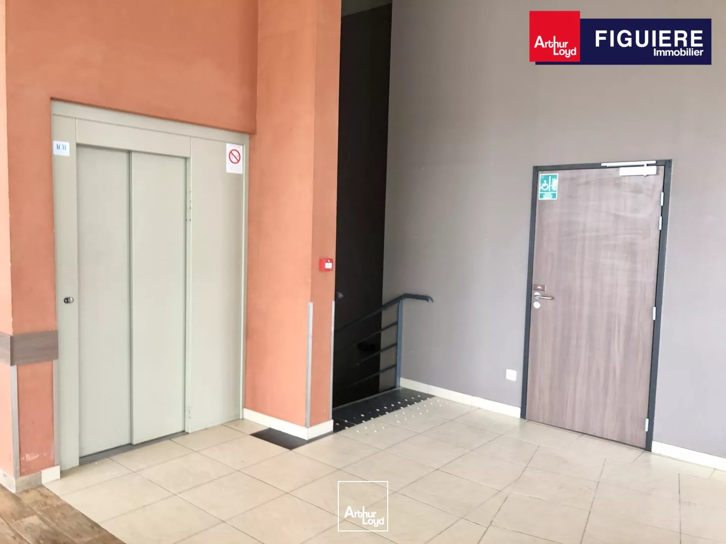 LOCAL PRIME 297m² A LOUER PLACE MORGAN