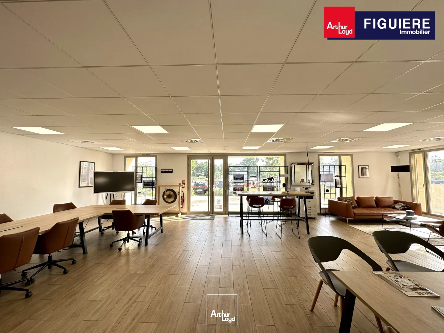 BUREAUX EN TRÈS BON ÉTAT AVEC VITRINE