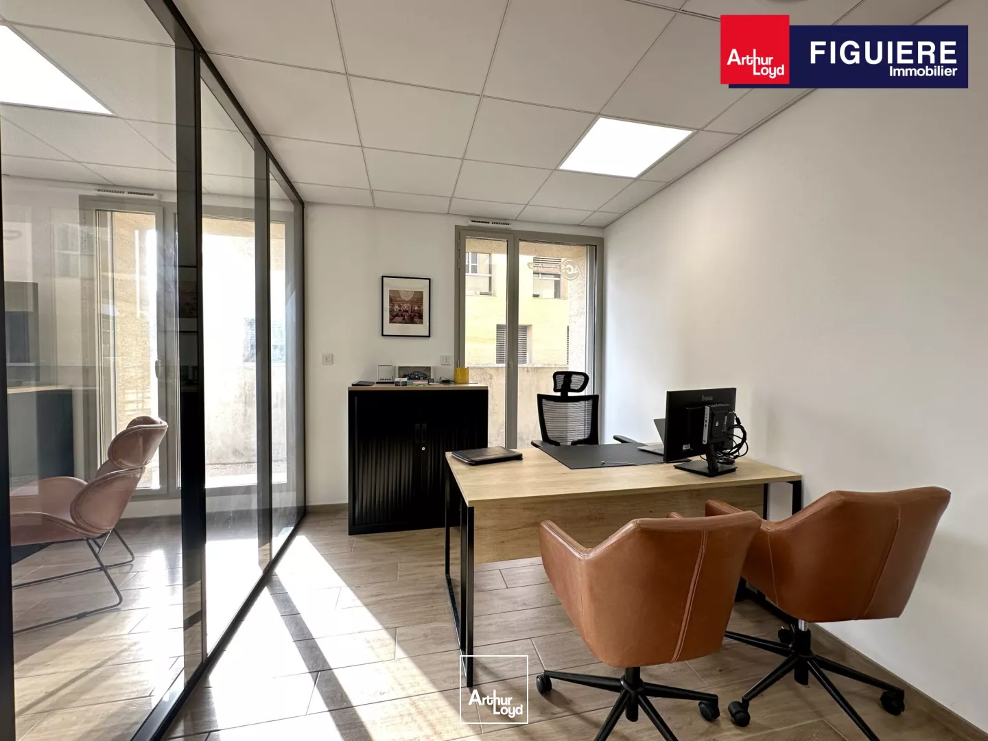 BUREAUX EN TRÈS BON ÉTAT AVEC VITRINE