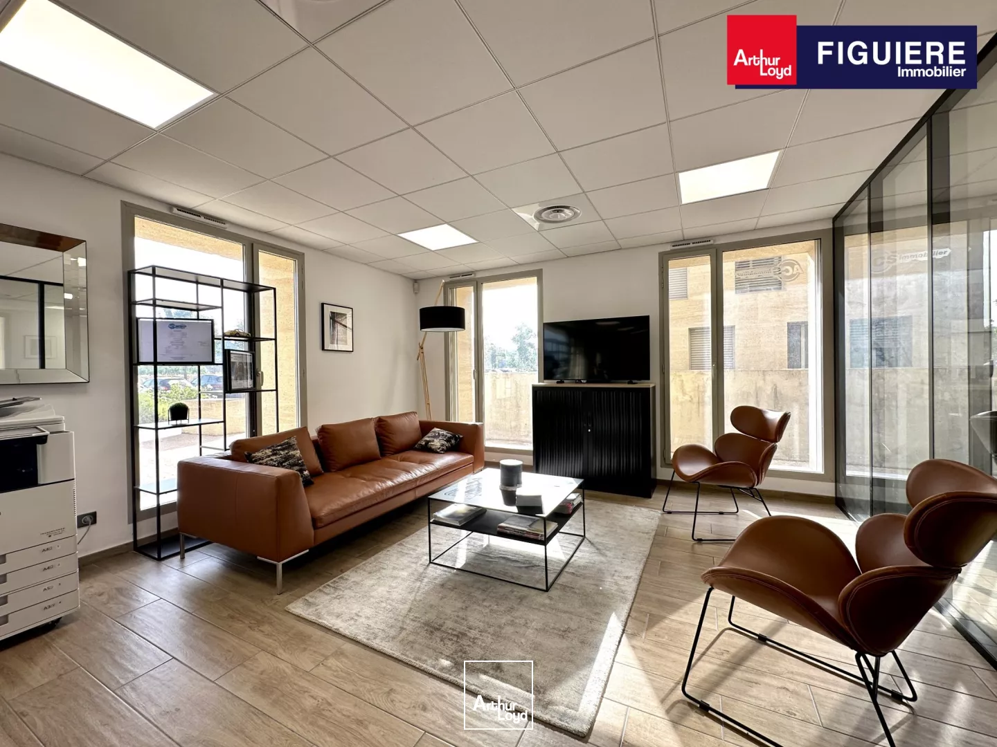 BUREAUX EN TRÈS BON ÉTAT AVEC VITRINE