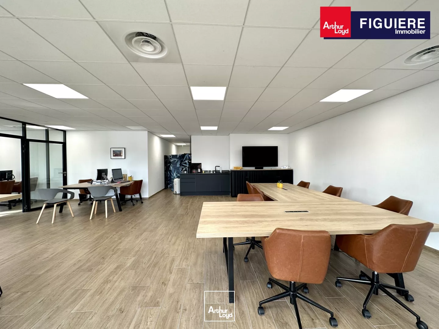 BUREAUX EN TRÈS BON ÉTAT AVEC VITRINE