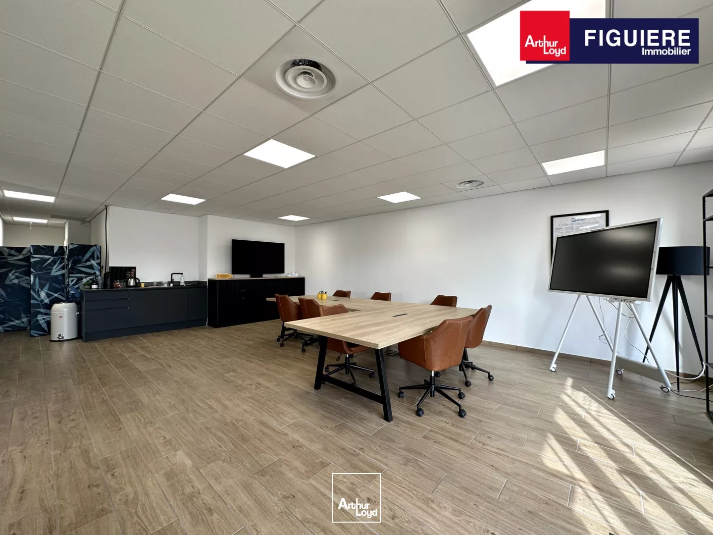 BUREAUX EN TRÈS BON ÉTAT AVEC VITRINE