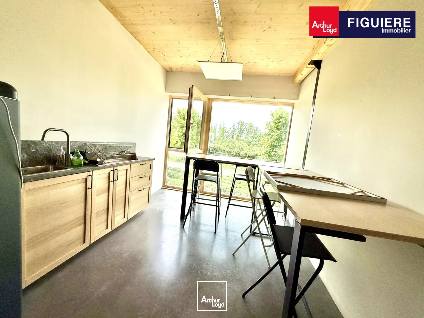 SHOWROOM AVEC VISIBILITÉ COMMERCIALE A AIX EN PROVENCE