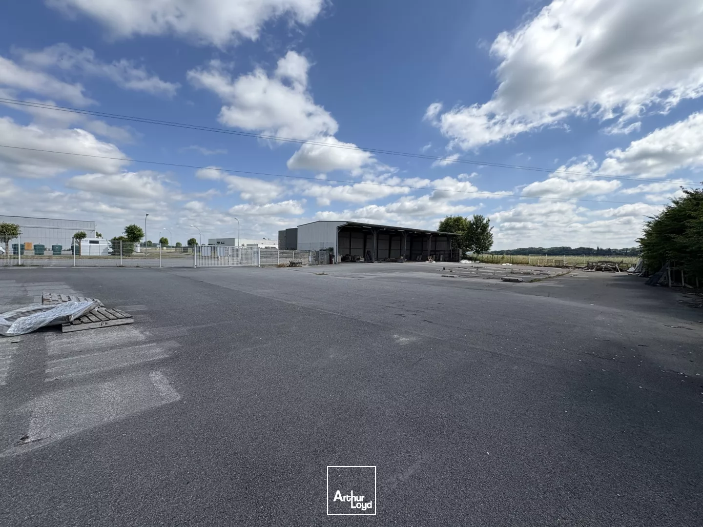 A VENDRE LOCAL COMMERCIAL MAIGNELAY-MONTIGNY 1 079 M2 ENV.