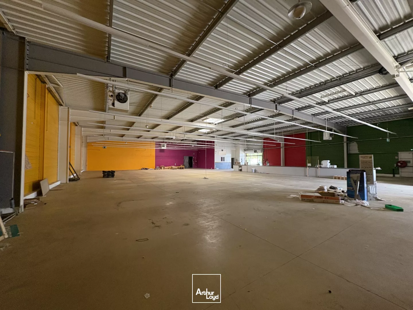 A VENDRE LOCAL COMMERCIAL MAIGNELAY-MONTIGNY 1 079 M2 ENV.