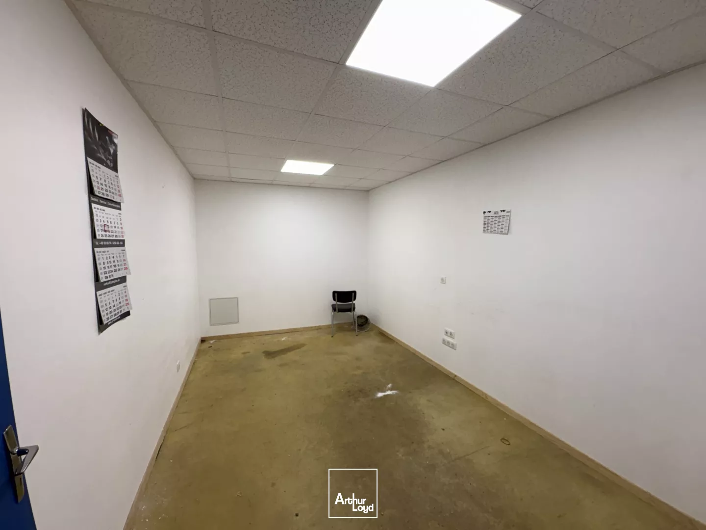 A VENDRE LOCAL COMMERCIAL MAIGNELAY-MONTIGNY 1 079 M2 ENV.