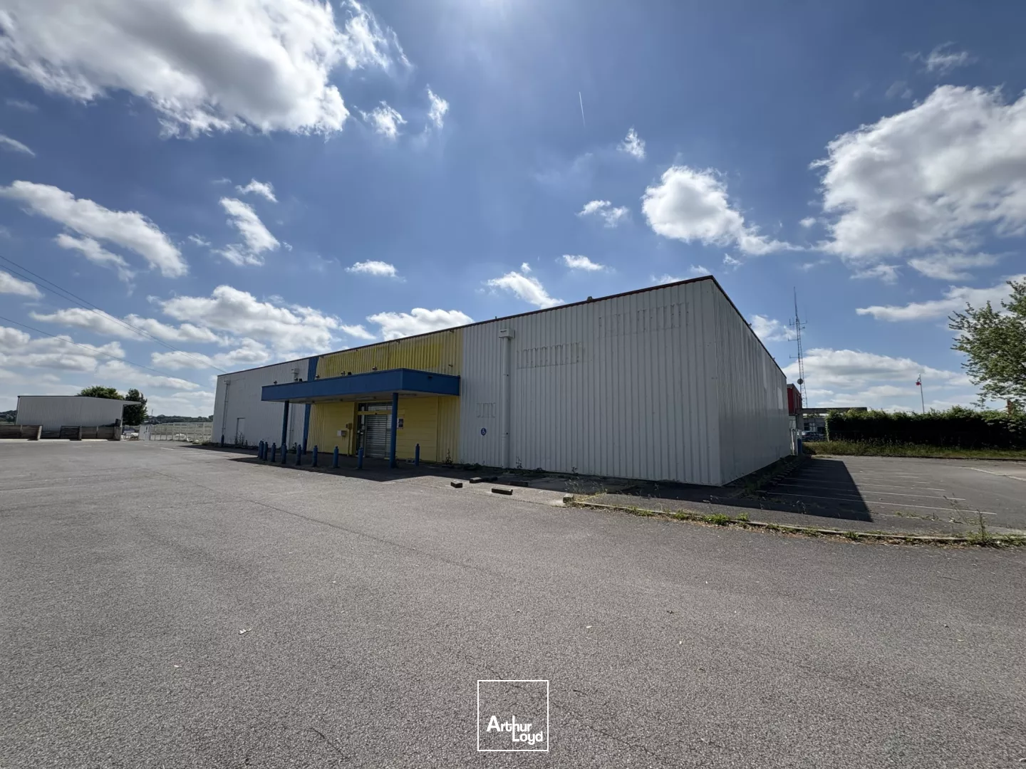 A VENDRE LOCAL COMMERCIAL MAIGNELAY-MONTIGNY 1 079 M2 ENV.