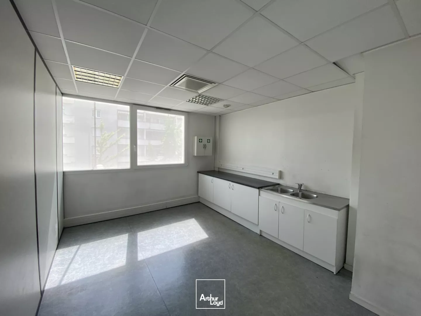 BUREAUX A LOUER ECHIROLLES 330M² ERP 5 AVEC ASCENSSEUR 