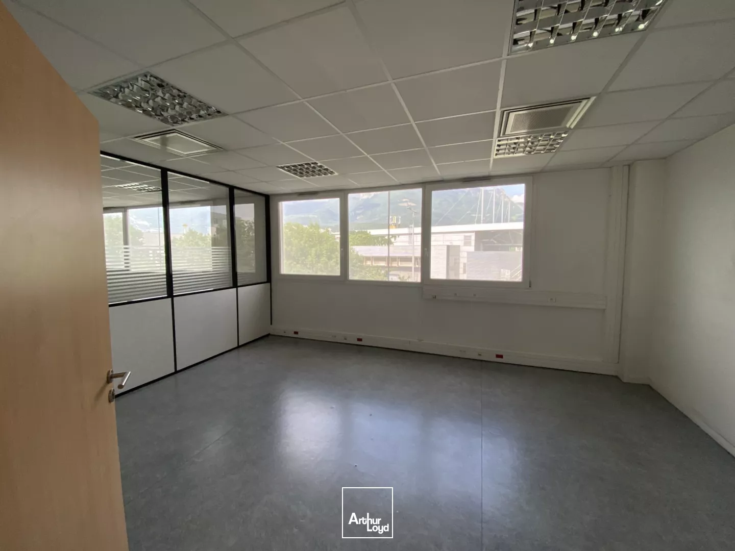 BUREAUX A LOUER ECHIROLLES 330M² ERP 5 AVEC ASCENSSEUR 