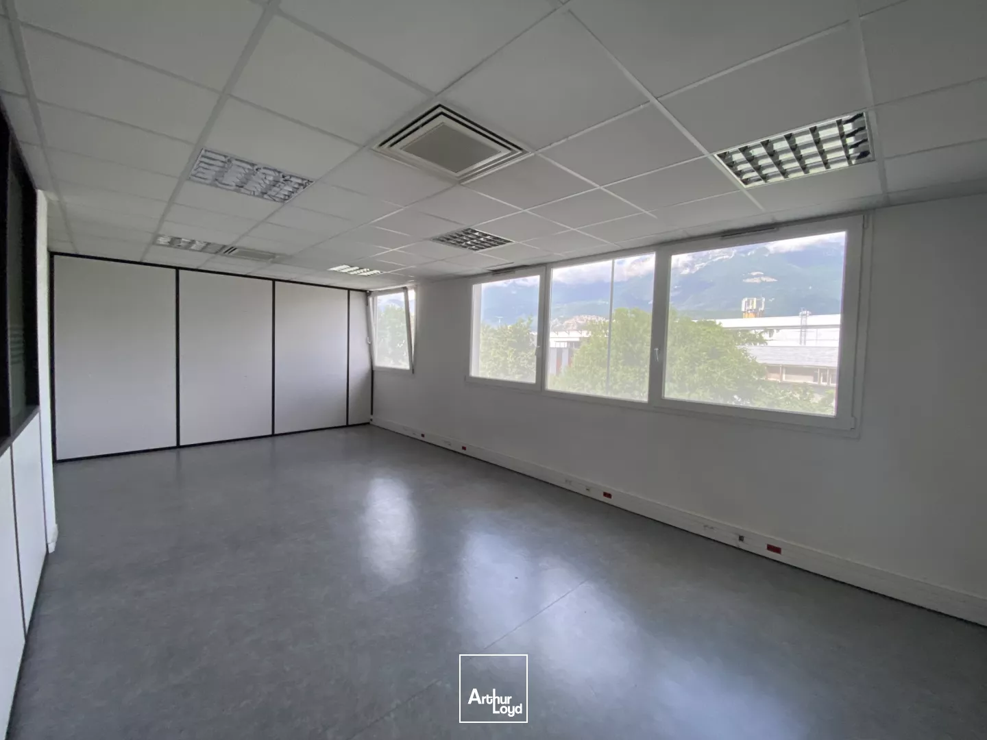 BUREAUX A LOUER ECHIROLLES 330M² ERP 5 AVEC ASCENSSEUR 
