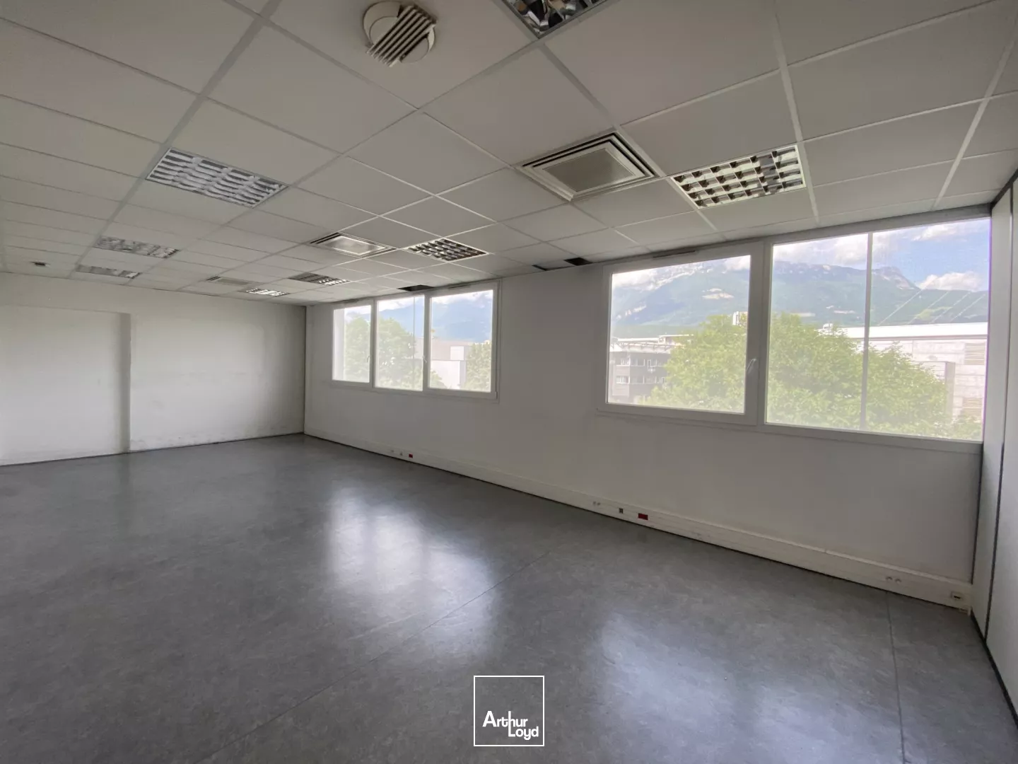 BUREAUX A LOUER ECHIROLLES 330M² ERP 5 AVEC ASCENSSEUR 