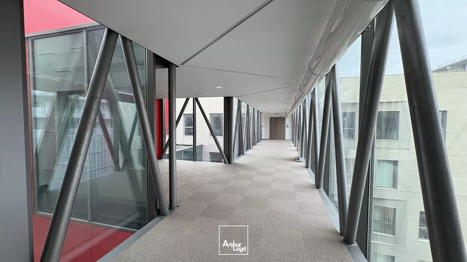 À louer - Bureaux modernes de 303 m² à Fleury-les-Aubrais - Quartier Interives