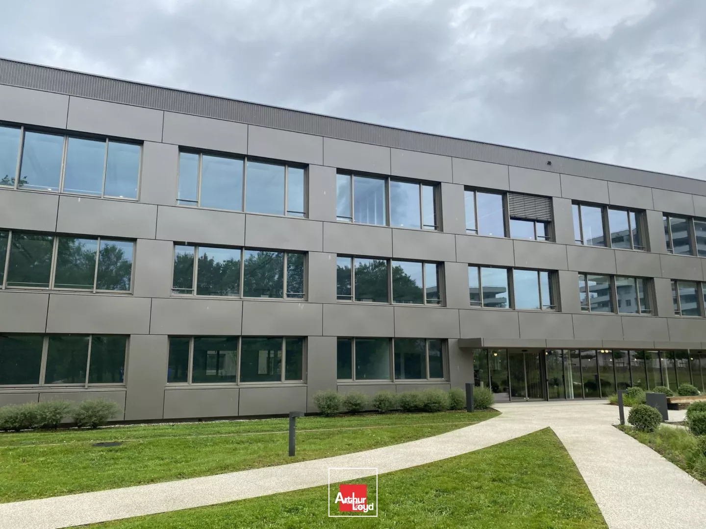 BUREAUX A LOUER MEYLAN ICONE 7386M² DIVISIBLE REFAITS A NEUF