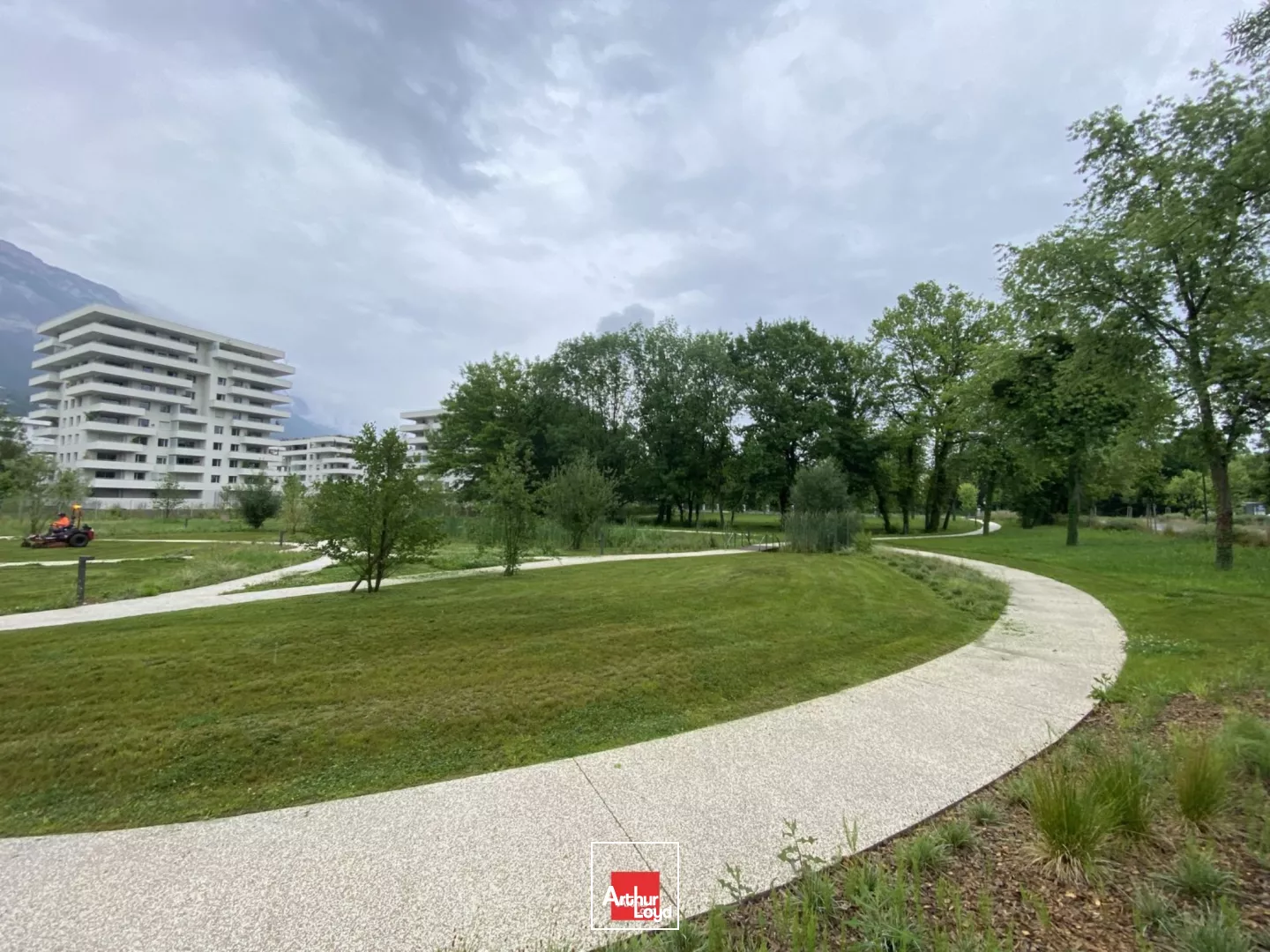 BUREAUX A LOUER MEYLAN ICONE 7386M² DIVISIBLE REFAITS A NEUF