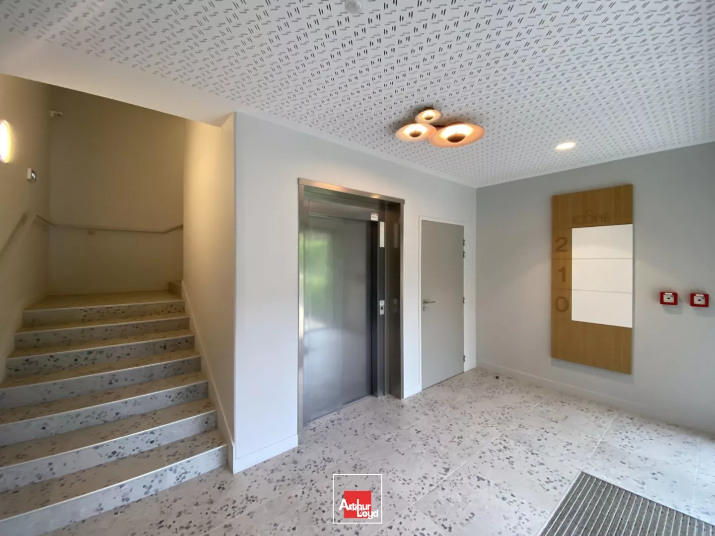 BUREAUX A LOUER MEYLAN ICONE 7386M² DIVISIBLE REFAITS A NEUF