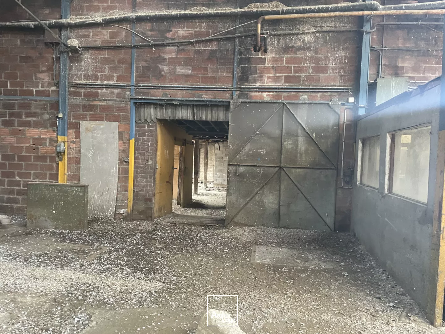 Environ 1 720m2 d'entrepôt à louer à Bresles