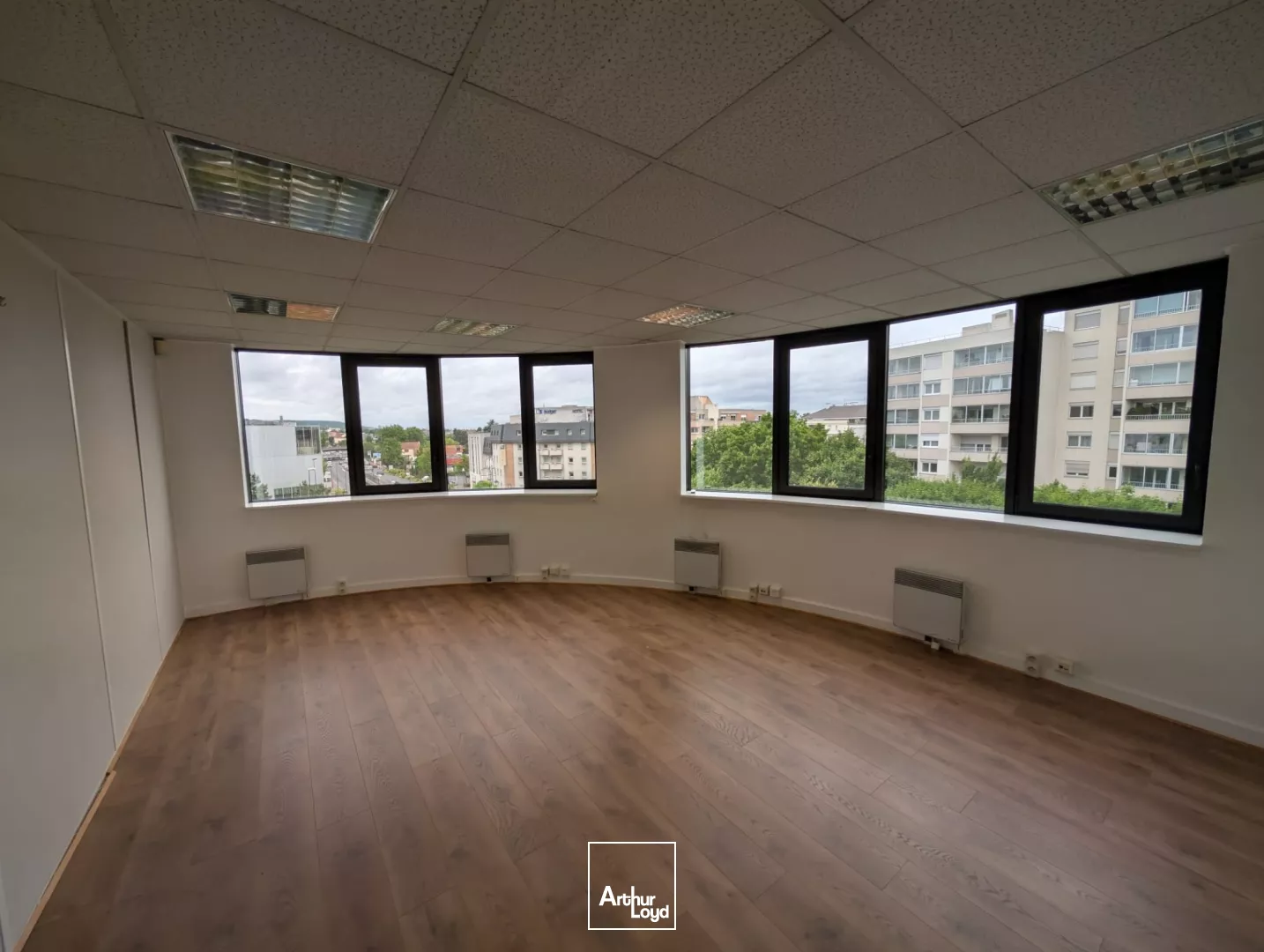 BUREAUX A LOUER AU PIED DU RER C A SAINT GRATIEN