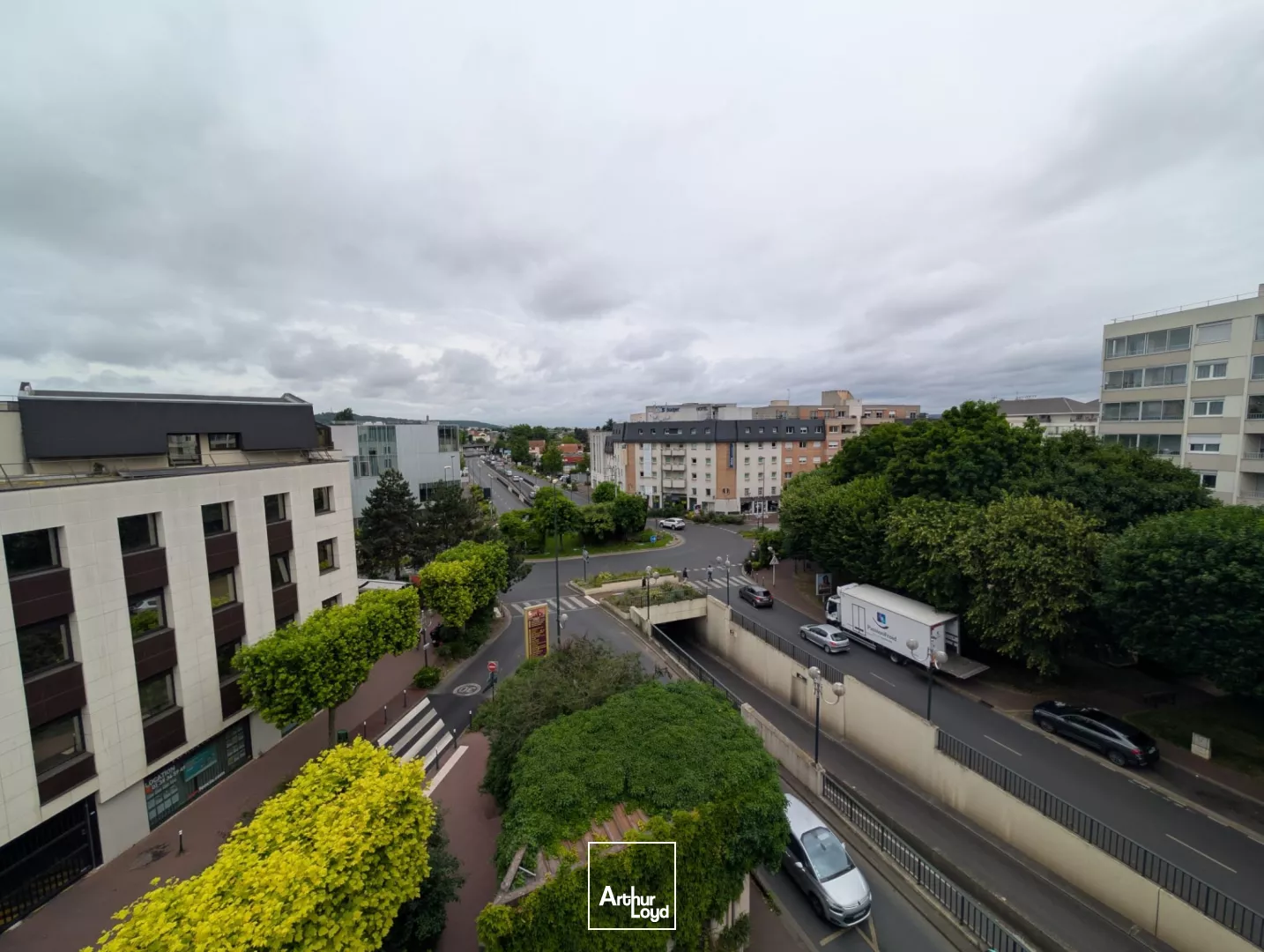 BUREAUX A LOUER AU PIED DU RER C A SAINT GRATIEN