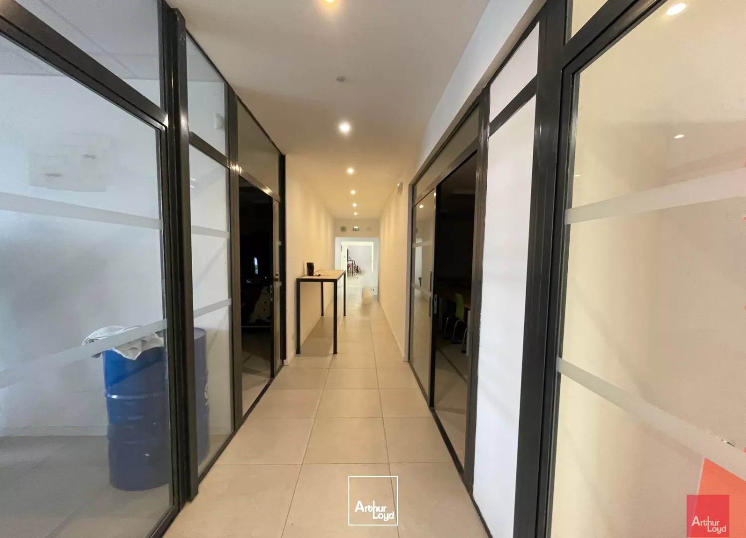 Vauvert : Bureaux et locaux commerciaux à louer - 647,48 m² divisibles - Disponibilité immédiate