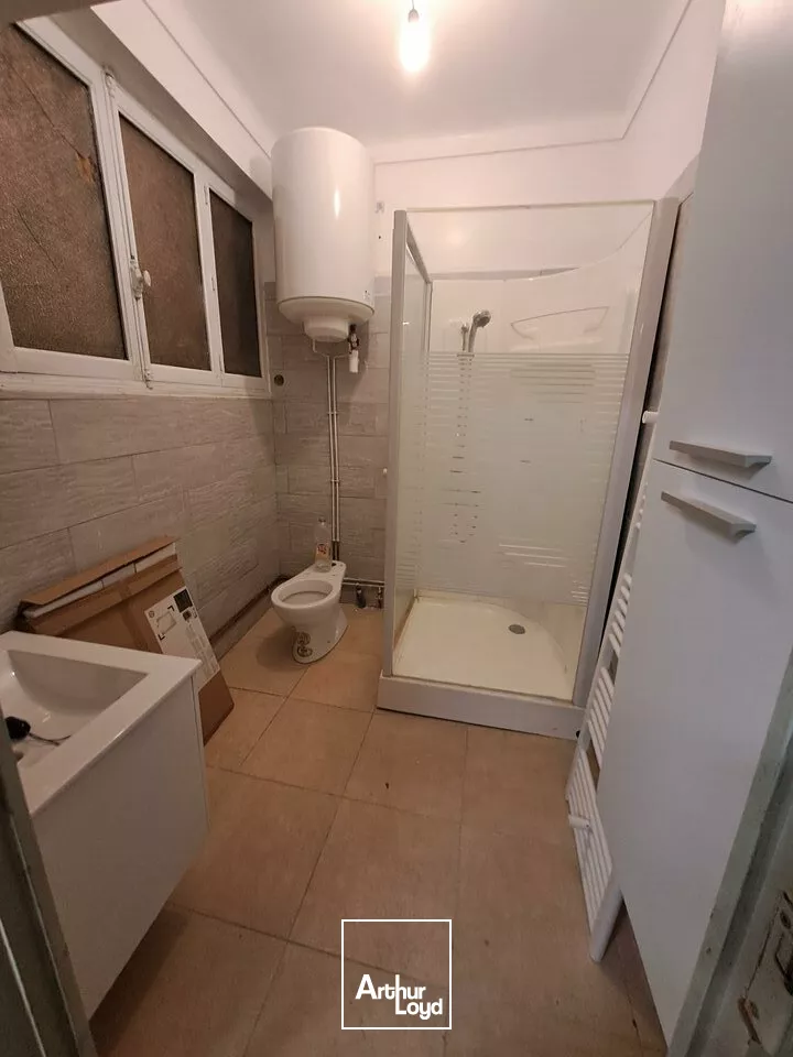 A VENDRE IMMEUBLE EMPLACEMENT D'ANGLE SUR CENTRE VILLE OUEST CHATELLERAULT