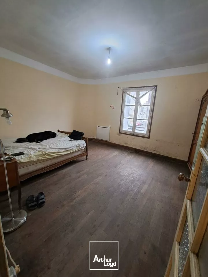 A VENDRE IMMEUBLE EMPLACEMENT D'ANGLE SUR CENTRE VILLE OUEST CHATELLERAULT