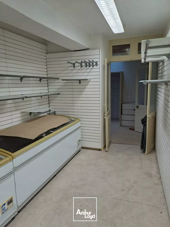 A VENDRE IMMEUBLE EMPLACEMENT D'ANGLE SUR CENTRE VILLE OUEST CHATELLERAULT