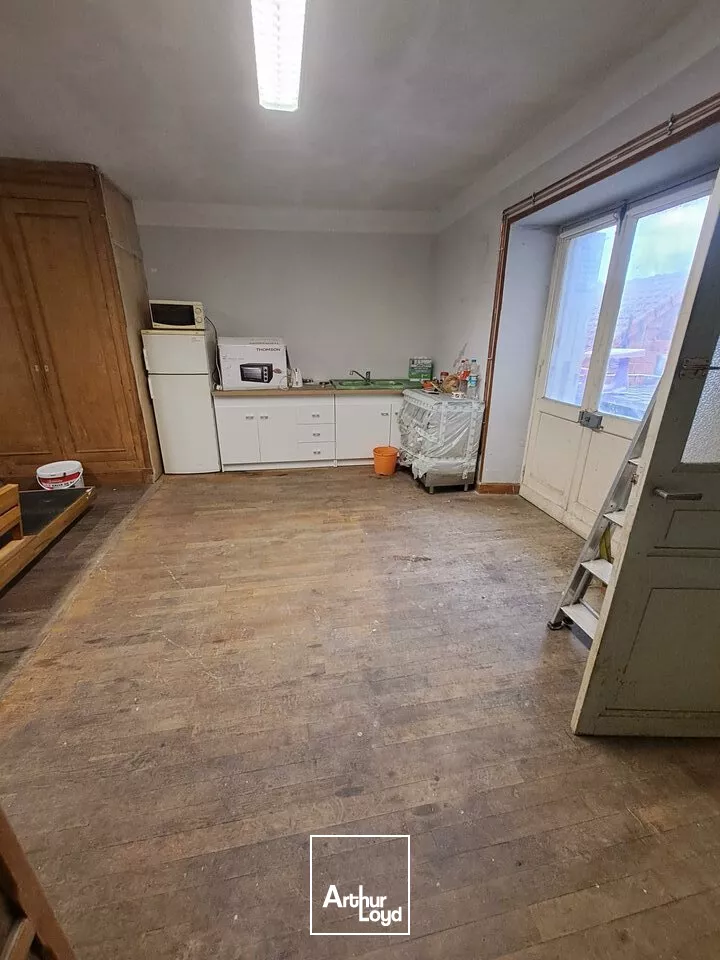 A VENDRE IMMEUBLE EMPLACEMENT D'ANGLE SUR CENTRE VILLE OUEST CHATELLERAULT