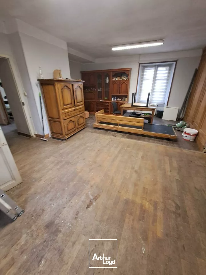 A VENDRE IMMEUBLE EMPLACEMENT D'ANGLE SUR CENTRE VILLE OUEST CHATELLERAULT