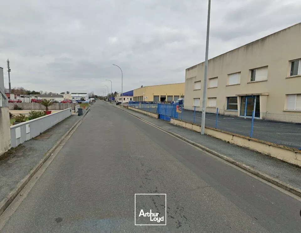 RARE ZONE REPUBLIQUE - POITIERS NORD - ENTREPOT DE 800M² à LOUER DIVISIBLE 400M²