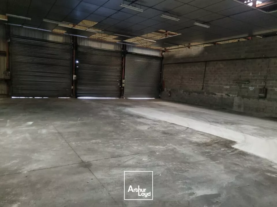 RARE ZONE REPUBLIQUE - POITIERS NORD - ENTREPOT DE 800M² à LOUER DIVISIBLE 400M²