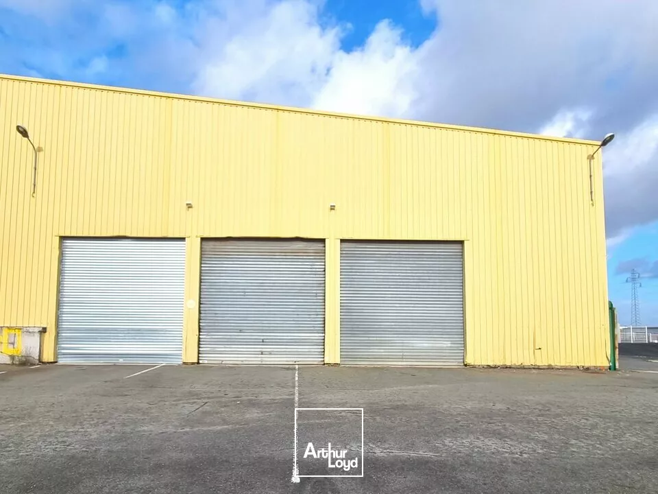 RARE ZONE REPUBLIQUE - POITIERS NORD - ENTREPOT DE 800M² à LOUER DIVISIBLE 400M²